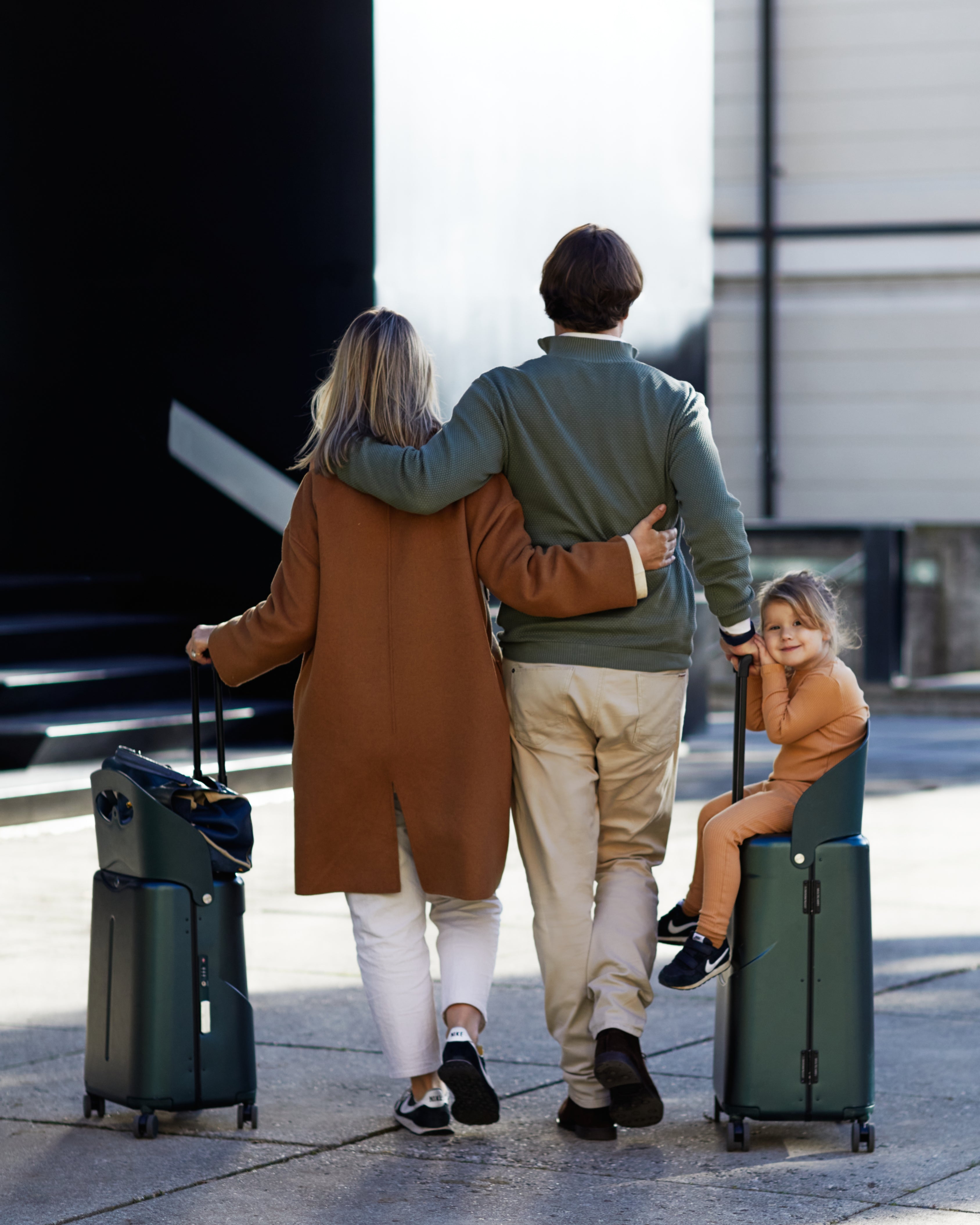 キャリーミー　リリーです。 MiaMily Carry On Luggage – The First Ride-On Suitcase & Luggage